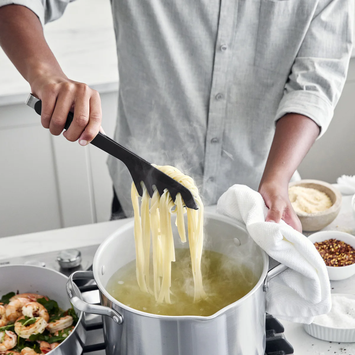 Premiere Silicone Locking Pasta Tongs | Black - Image 4