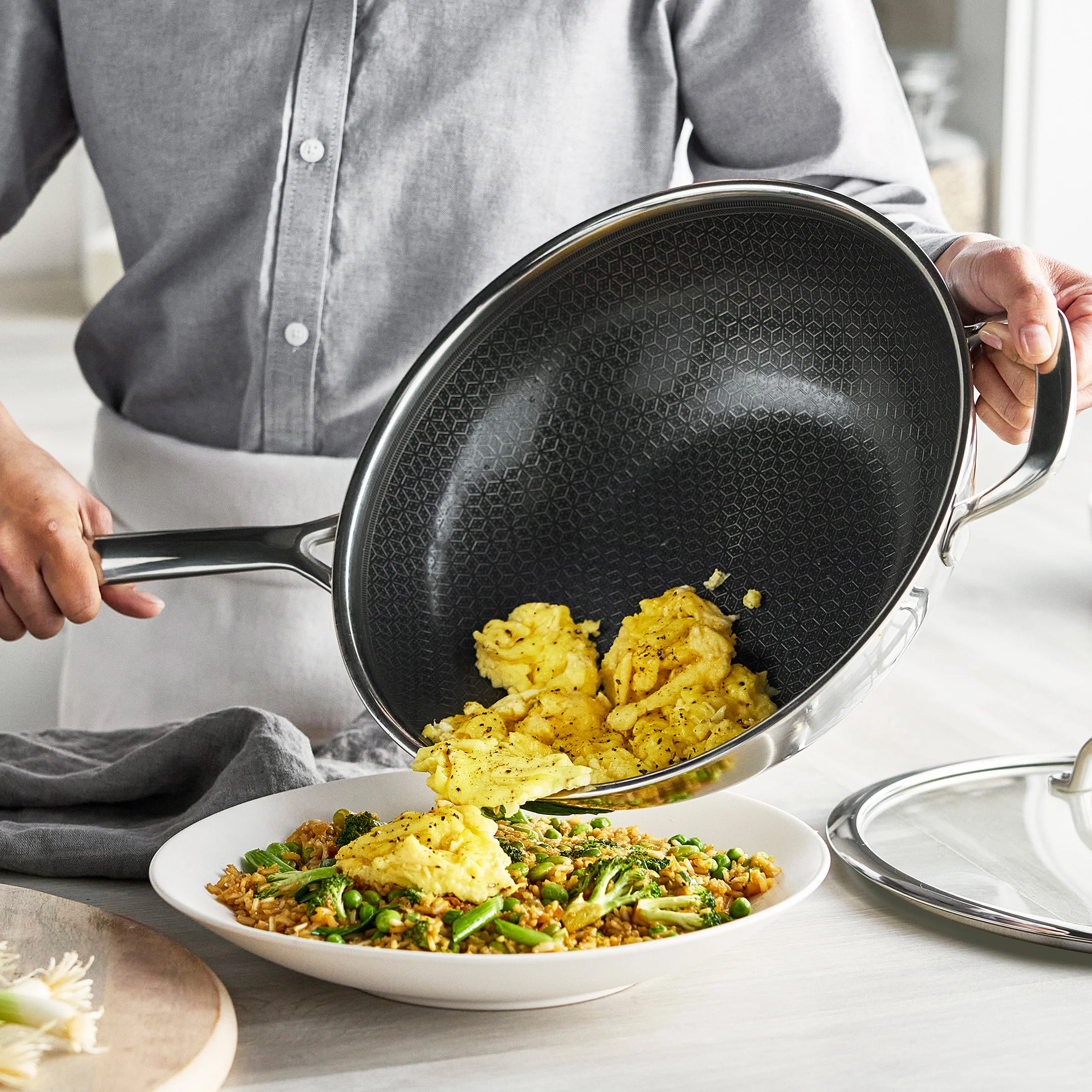Spectra Thermobond Hybrid Ceramic Nonstick 12" Wok with Lid - Image 4